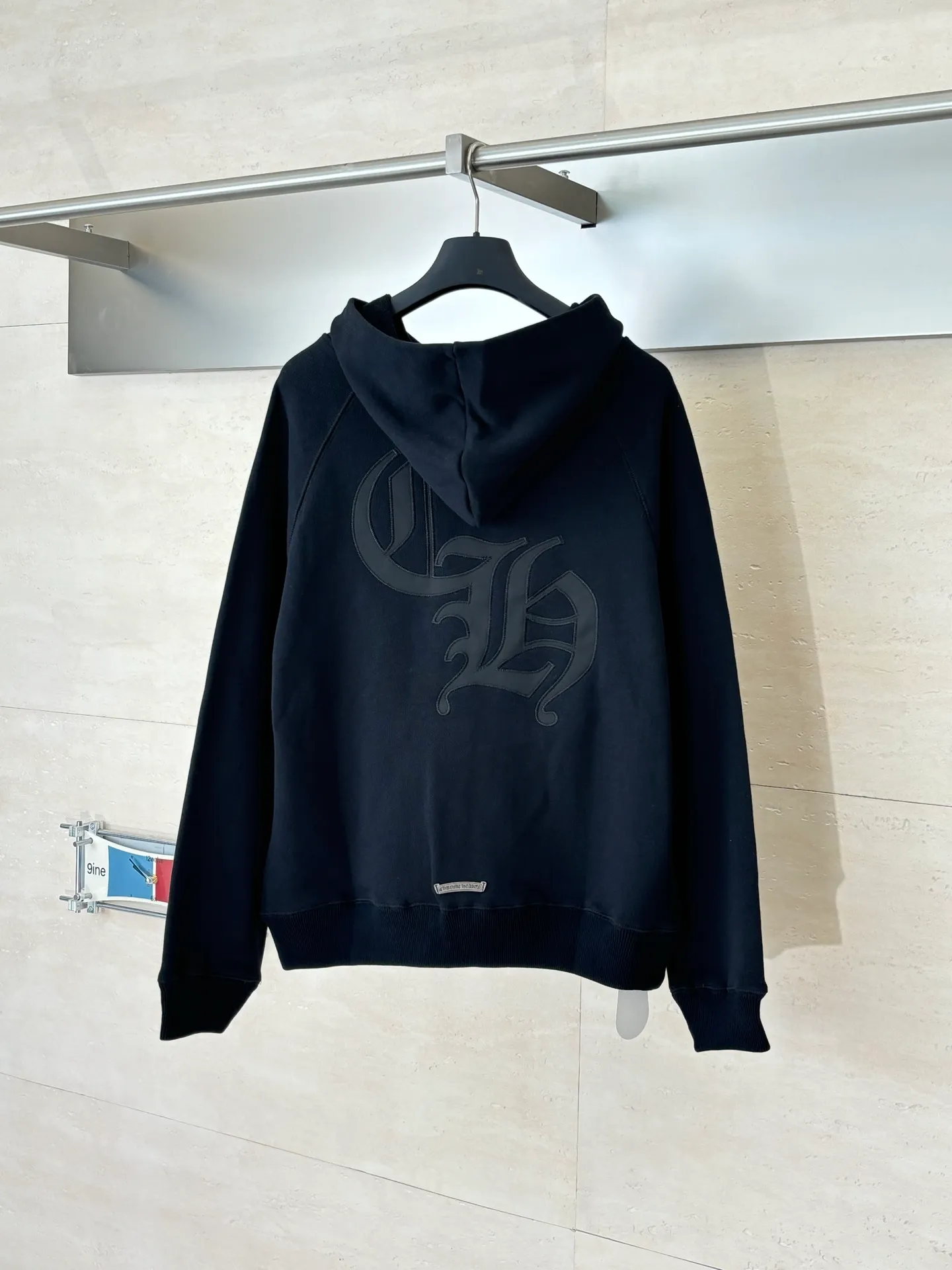 P500 Chrome Heart*/Chrome Heart CH patch embroidered logo hooded sweatshirt. Customized heavy fortress interwoven air cotton. Adopt imported machine patch embroidery process. The fabrics have been washed and have a better hand feel. Not easy to deform, not easy to shrink, not easy to fade. Size: S/M/L/XL